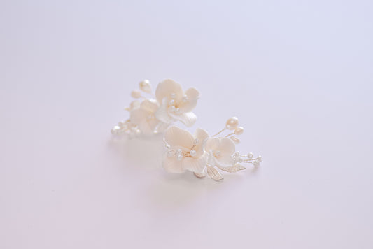 Flower bridal earrings in silver with fresh water pearls