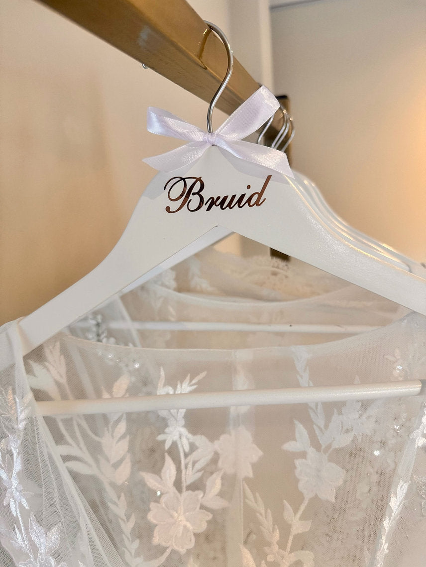 White hanger with rose gold 'bruid' letters and ribbon bow