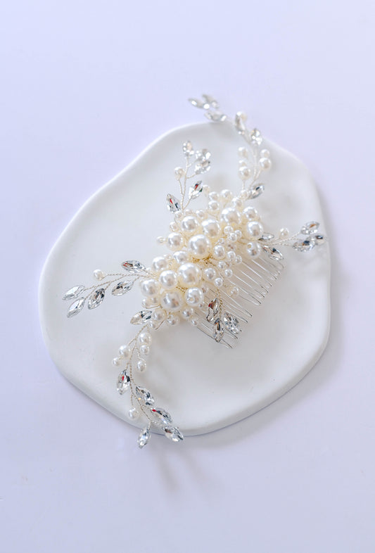 Silver Bridal hair comb with pearls and rhinestones.