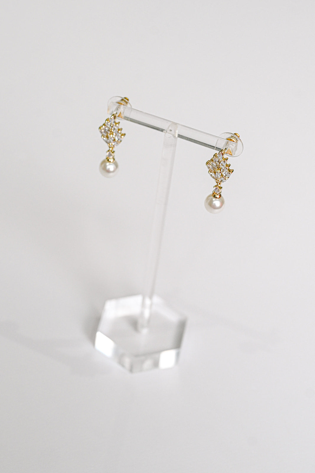 Gold bridal earring with cubic zirconia and pearl detail