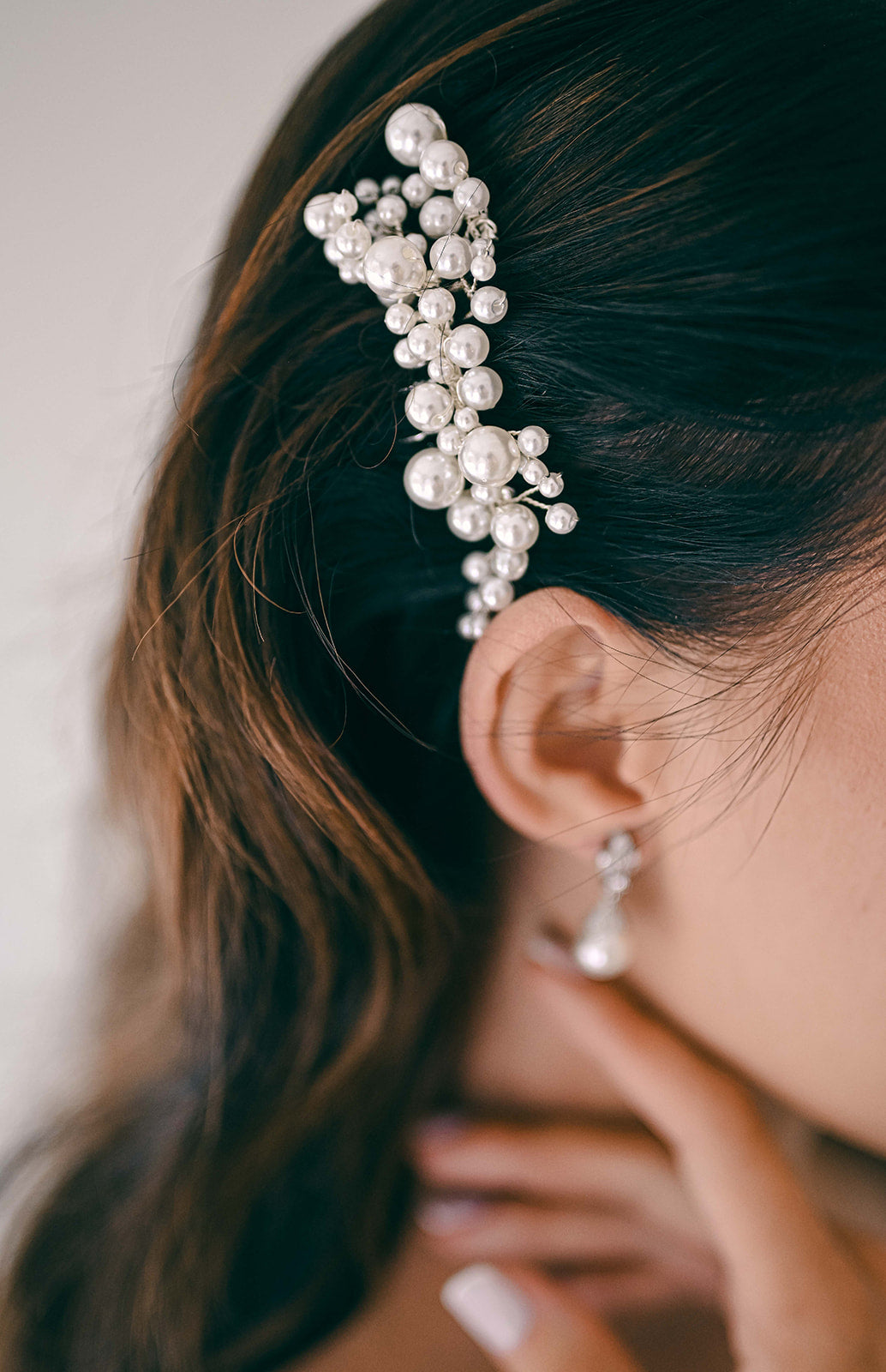 Bride wearing pearl hair piece in hollywood waves