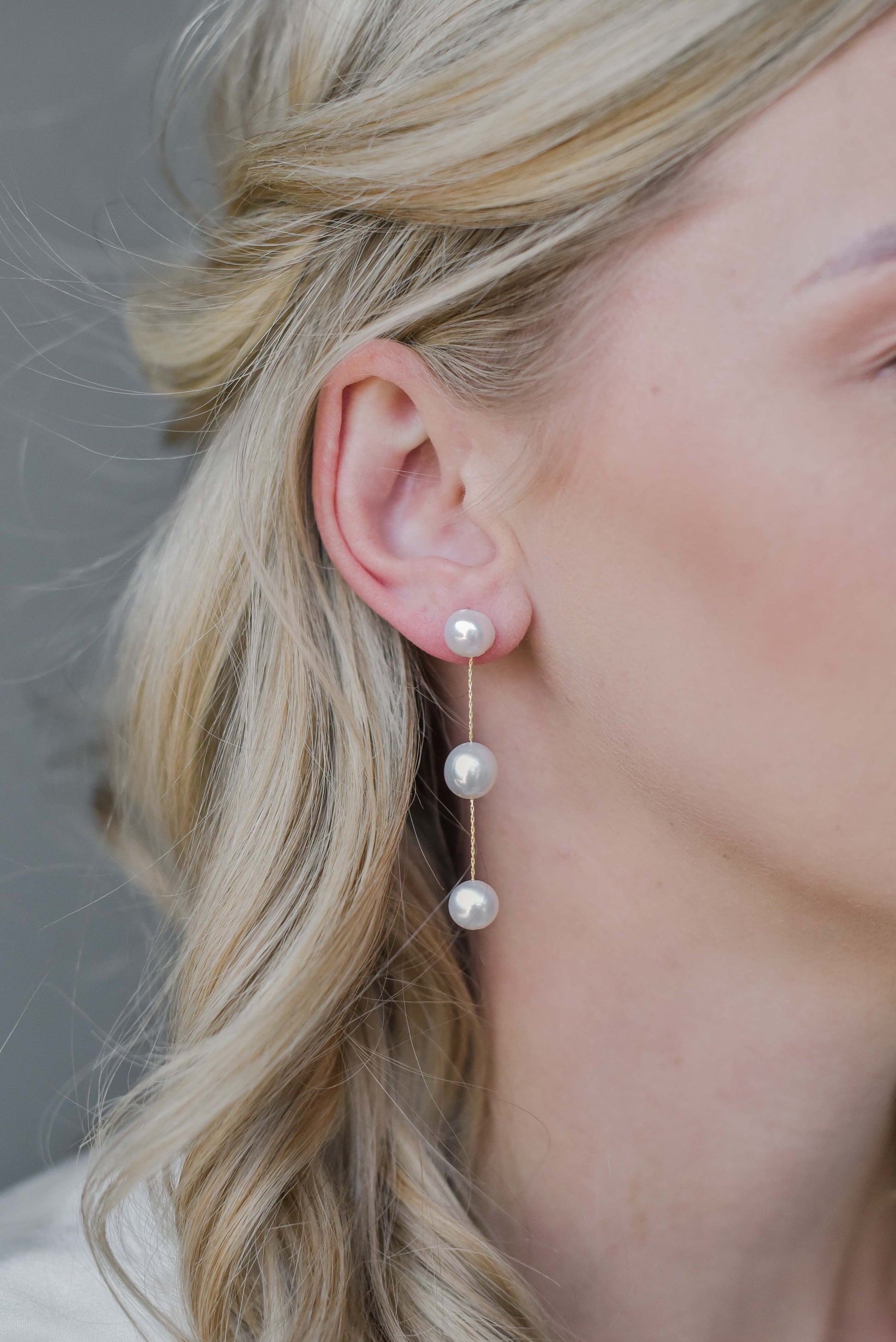 Bridal earrings with a string of 3 fresh water pearls