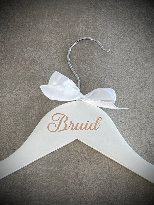 White wooden hanger with rose gold Bruid vinyl and a white ribbon bow