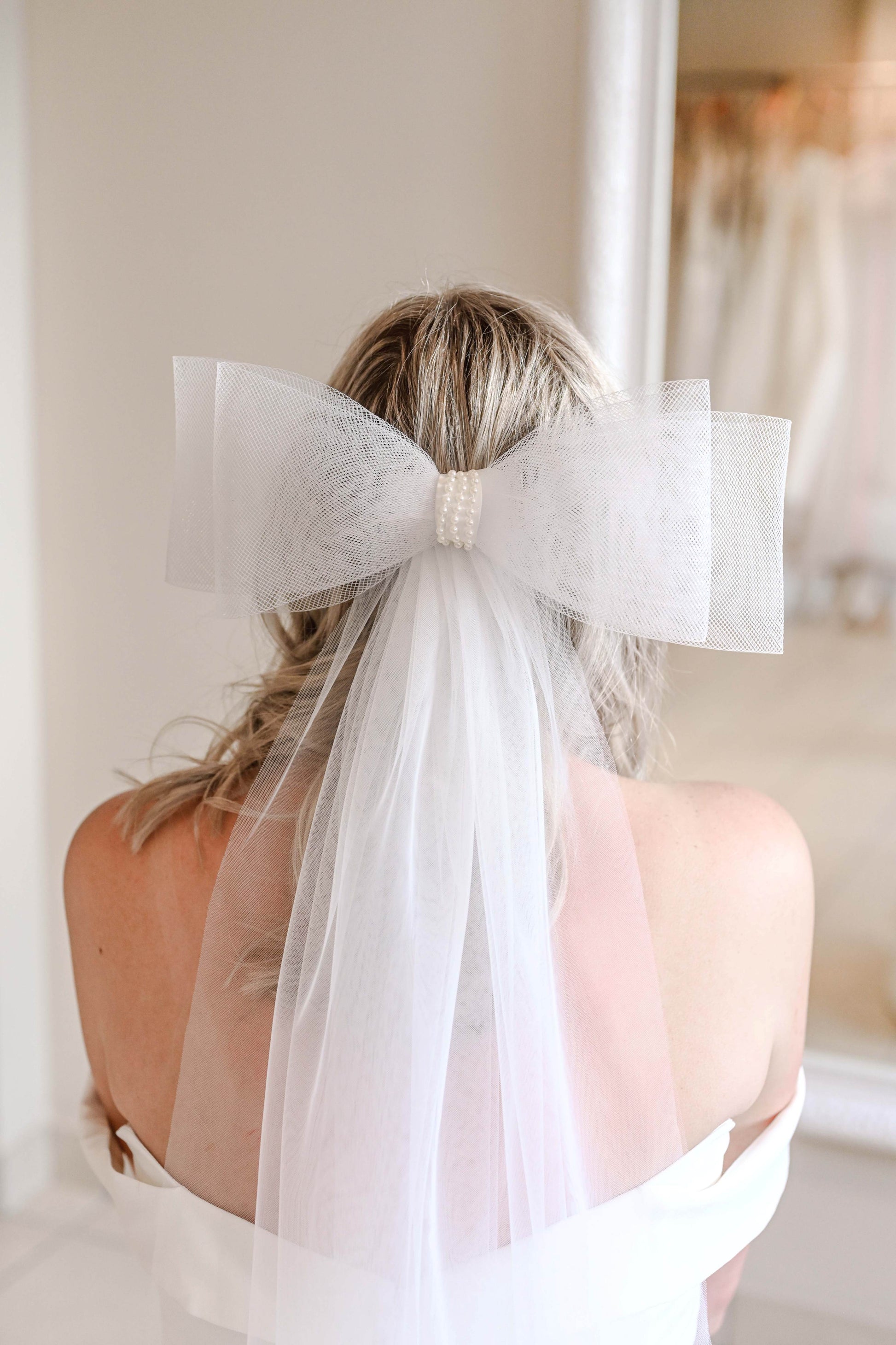 Tulle veil with big bow and pearl detail