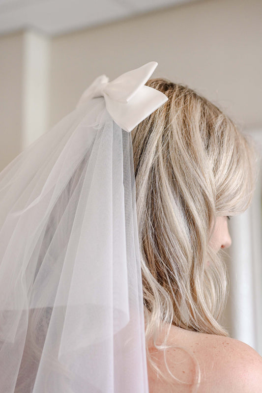 Bridal veil with satin bow