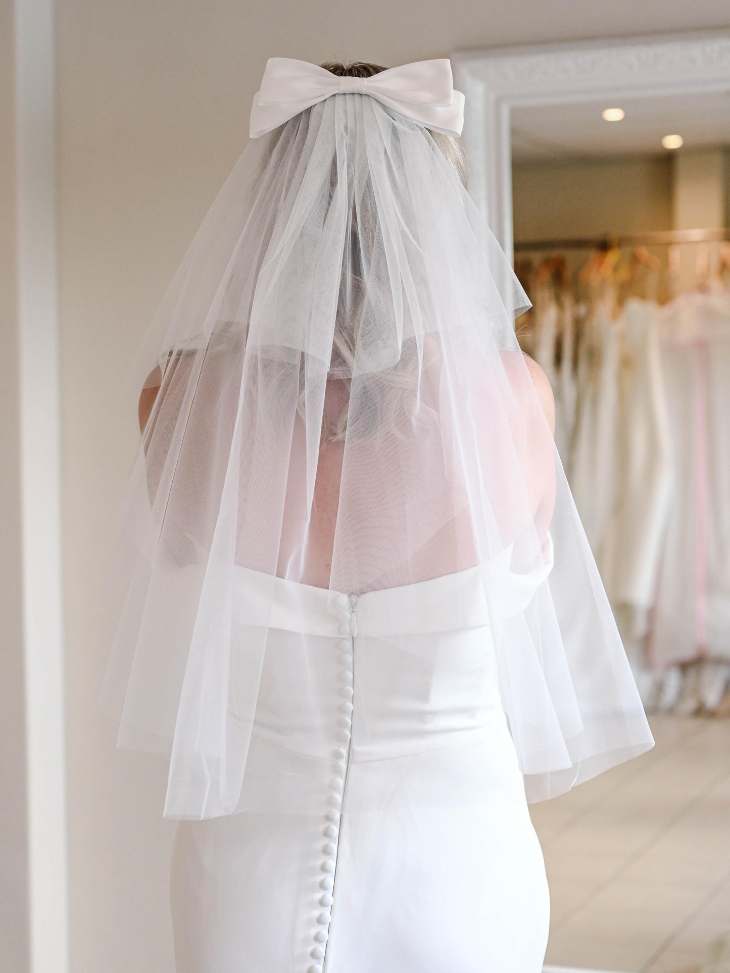 Short tulle veil with satin bow