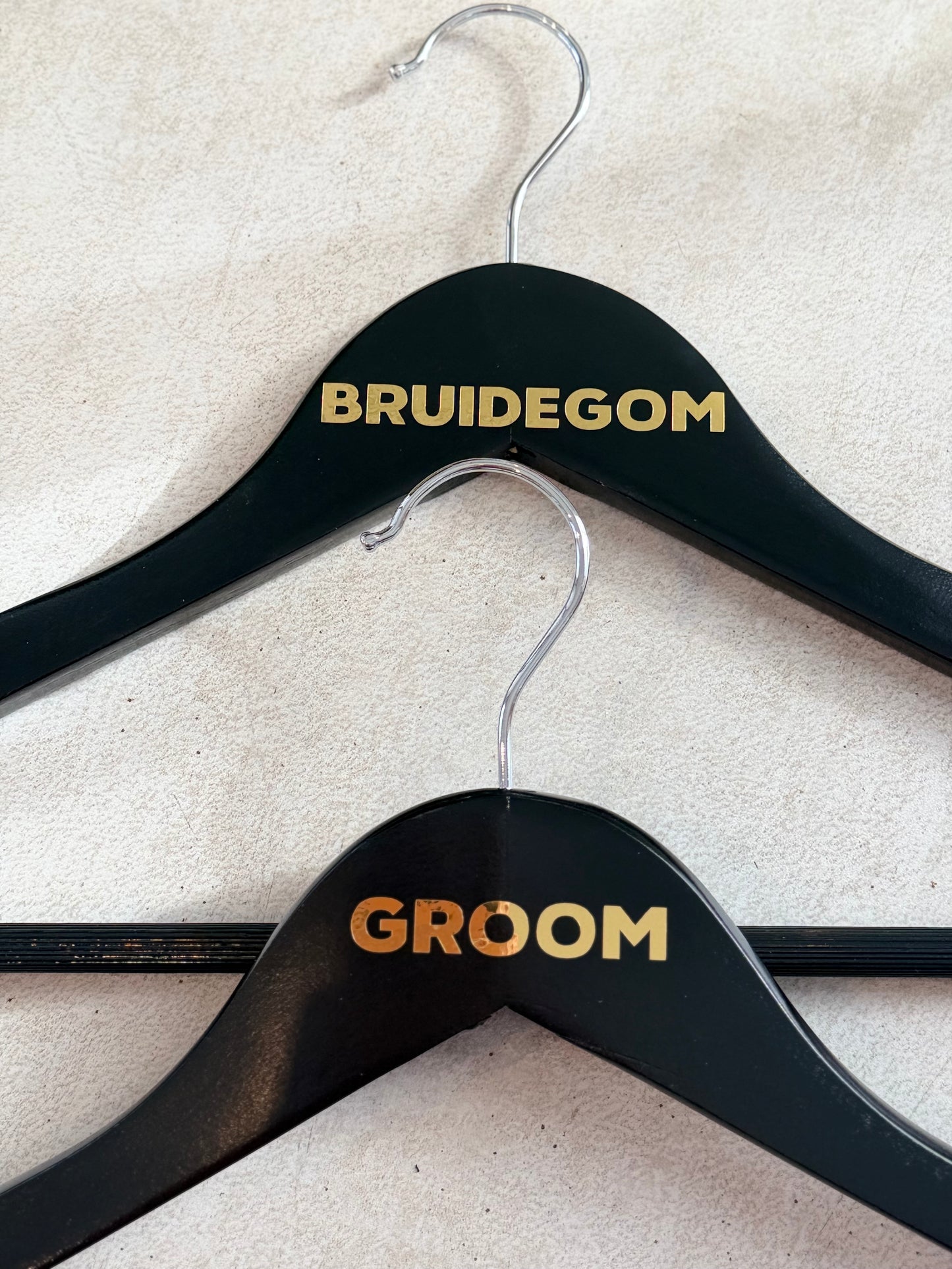 Black wooden hanger with Groom / Bruidegom sticker