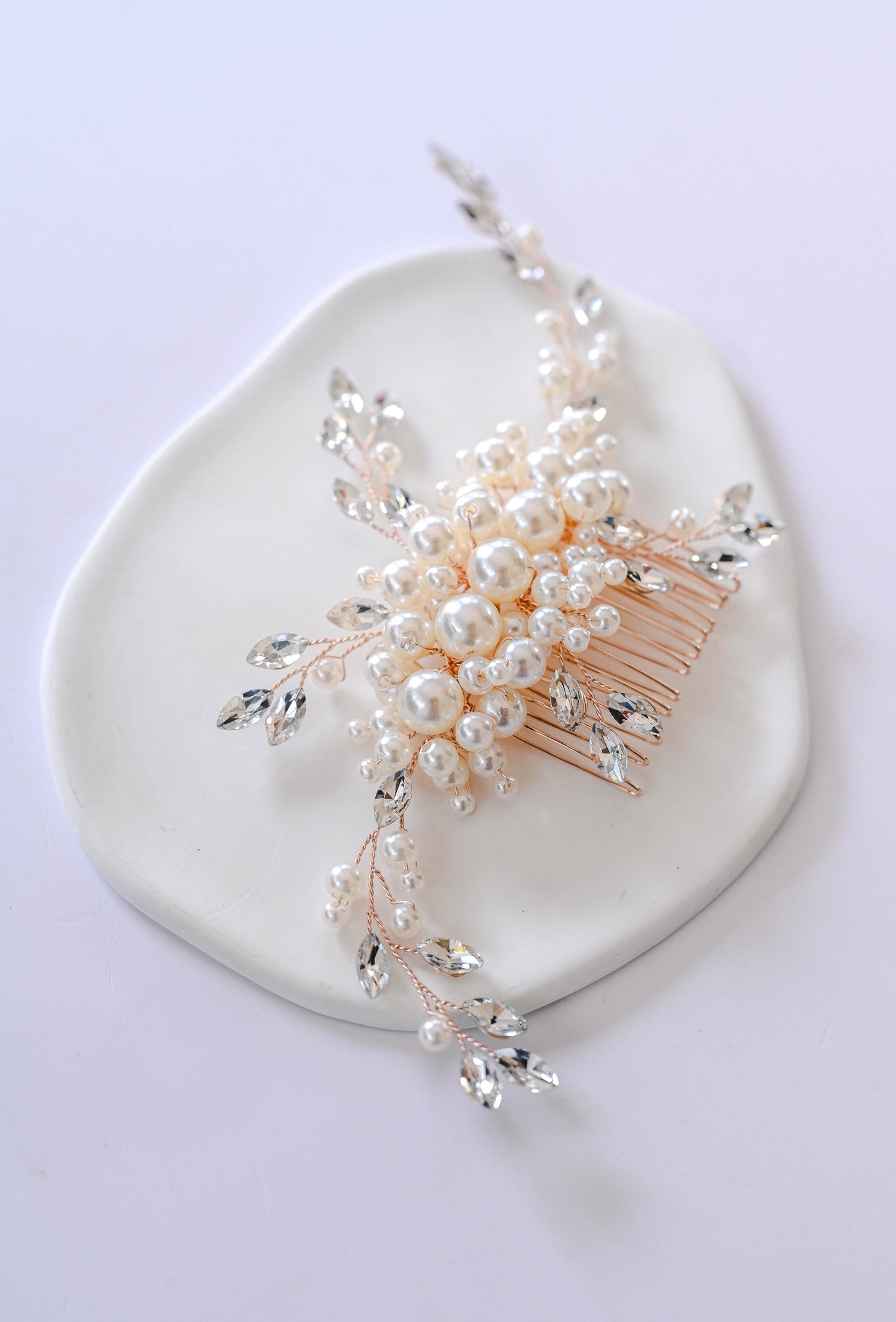 Gold bridal hair comb with pearls and rhinestones.