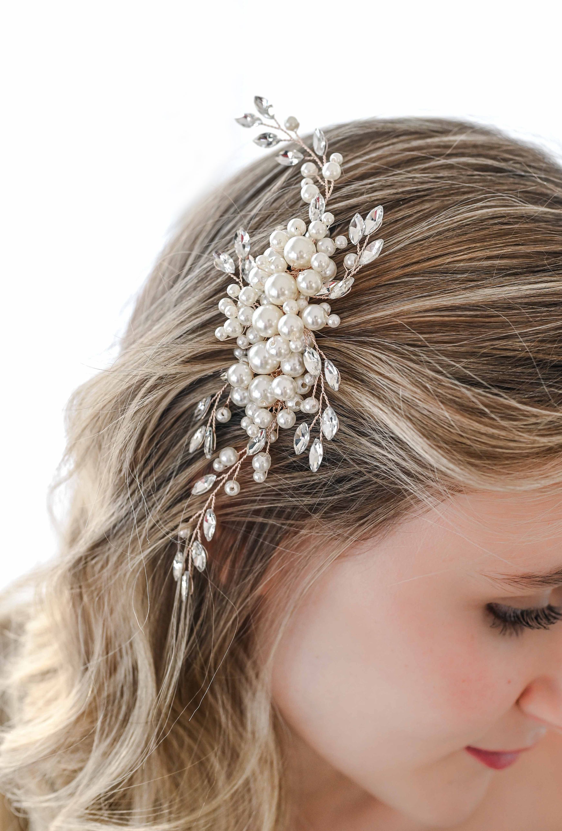 Bridal hair comb with pearls and rhinestones.