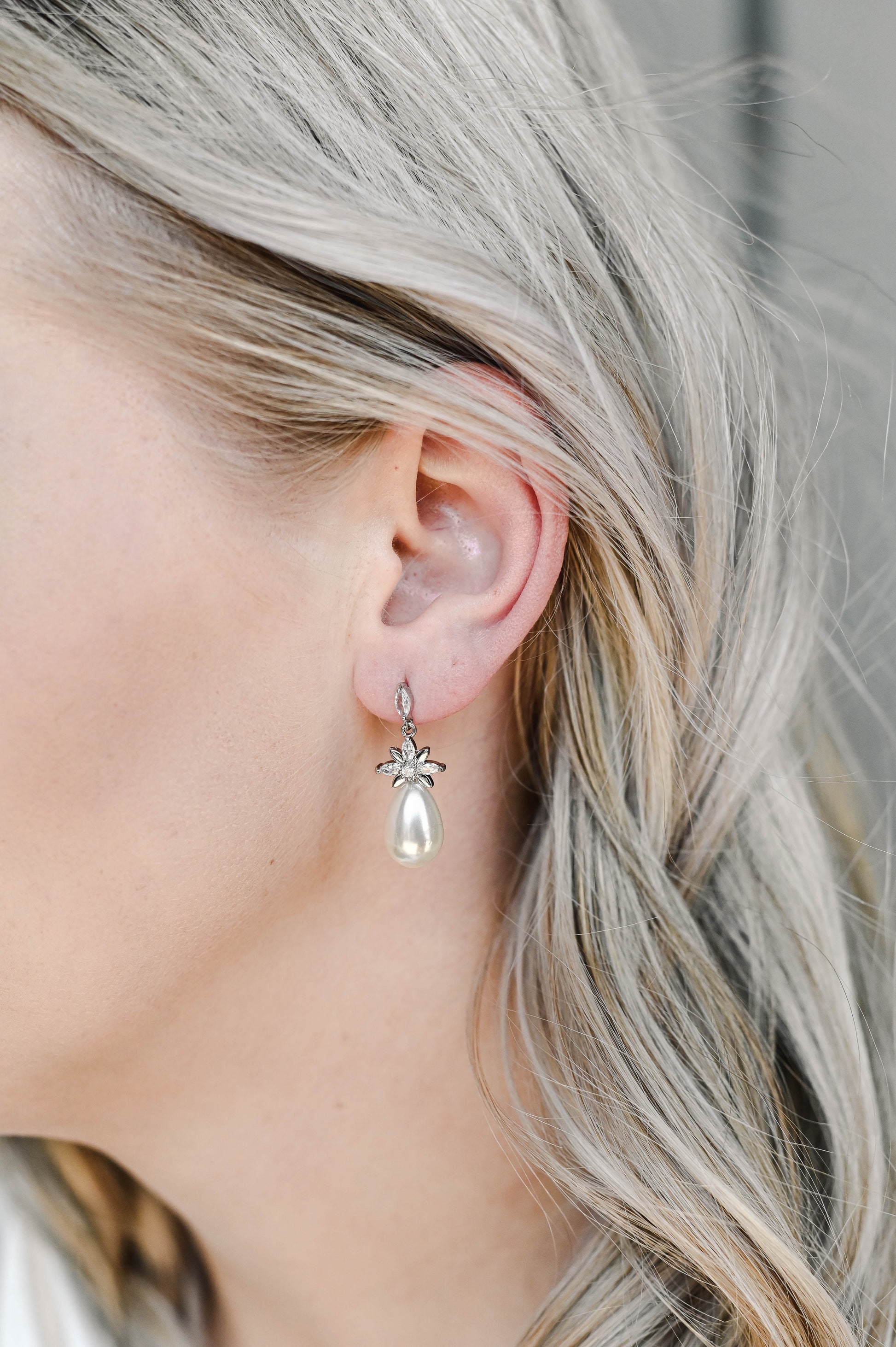 Bridal earrings with cubic zirconia and a faux pearl