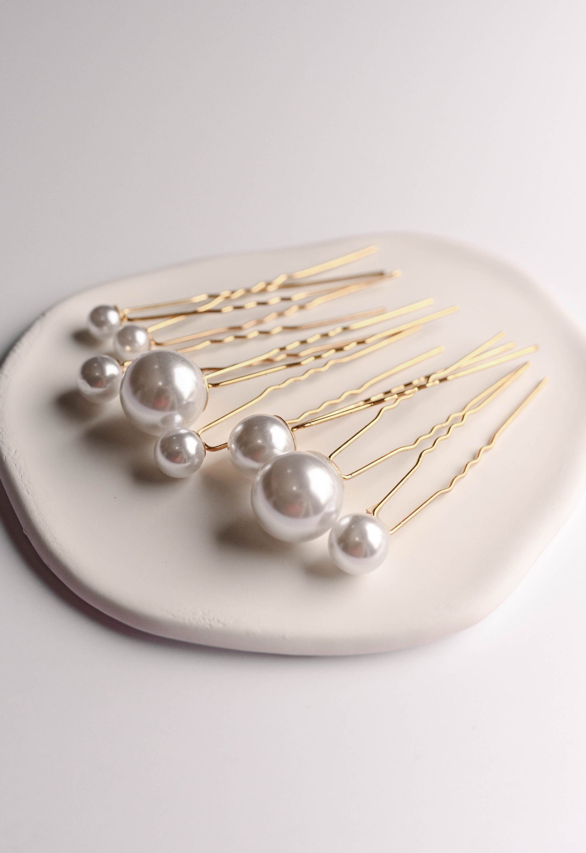 Set of pearl pins in gold