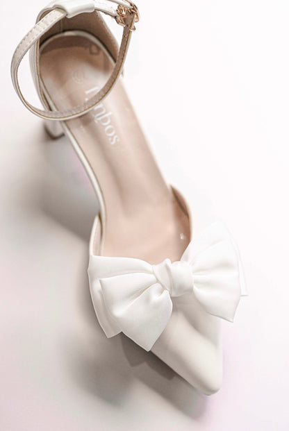 Bridal shoe with satin bow clip