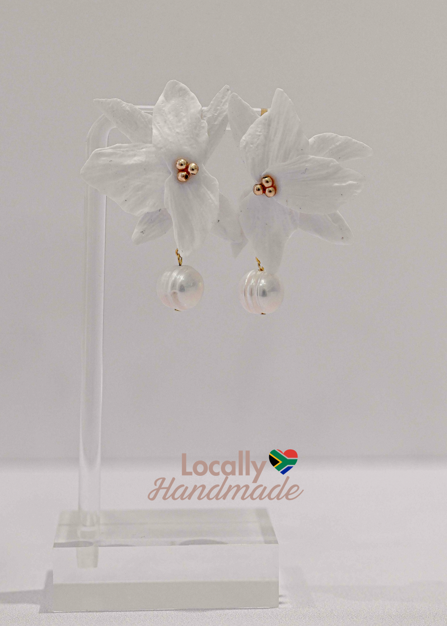 White floral bridal earrings with a freshwater pearl.