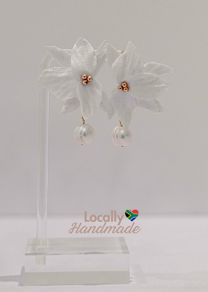 White floral bridal earrings with a freshwater pearl.